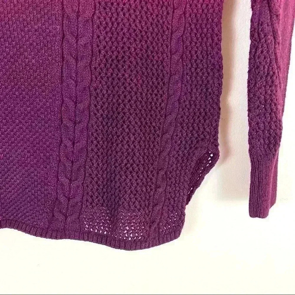 American Eagle Softest Stitchmix Red Ombre Knit Crew Neck Sweater Size XS - Picture 9 of 12